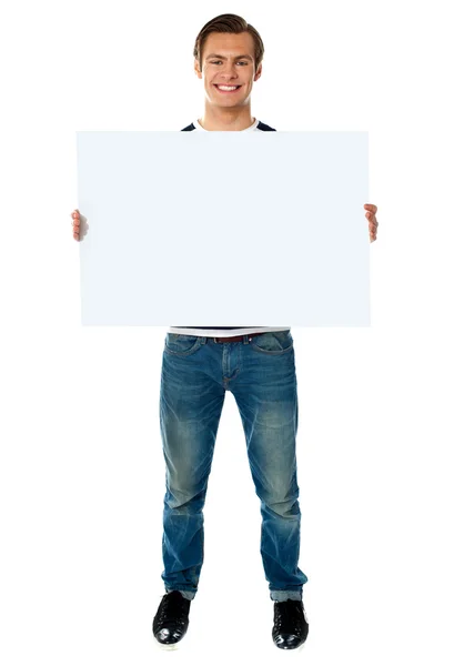 Visão de comprimento total do homem mostrando tabuleta em branco — Fotografia de Stock
