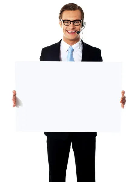 Lächelnder männlicher Betreiber mit leerer Plakatwand — Stockfoto