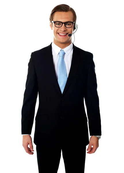 Mannelijke telemarketeer poseren in hoofdtelefoons, glimlachend — Stockfoto