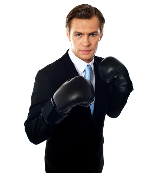 Hombre de negocios guapo posando en guantes de boxeo —  Fotos de Stock