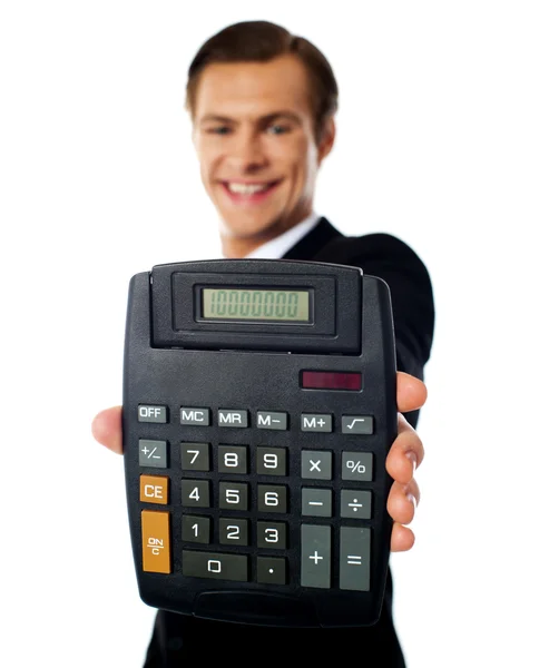 Сучасний бізнесмен показує калькулятор — стокове фото