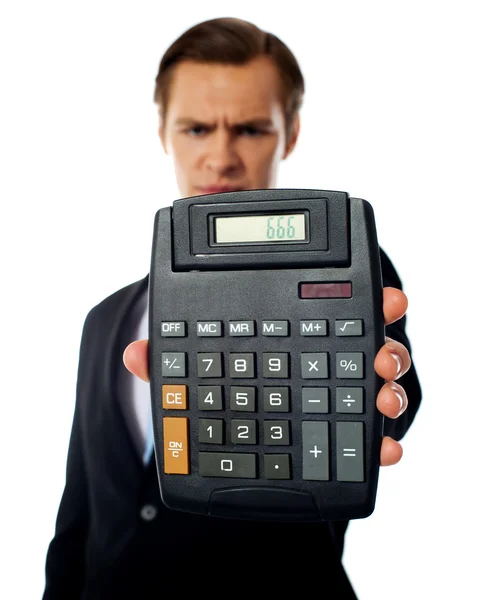 Homme d'affaires tenant une calculatrice — Photo