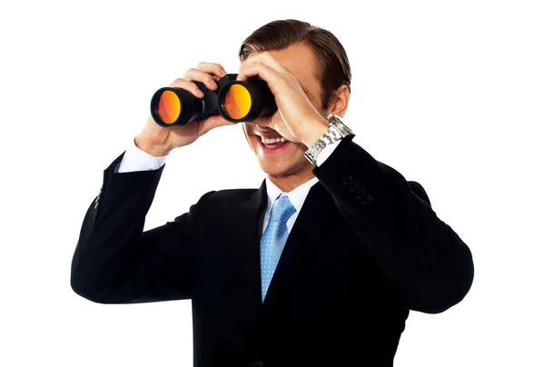 Profissional de negócios olhando através de binóculos — Fotografia de Stock