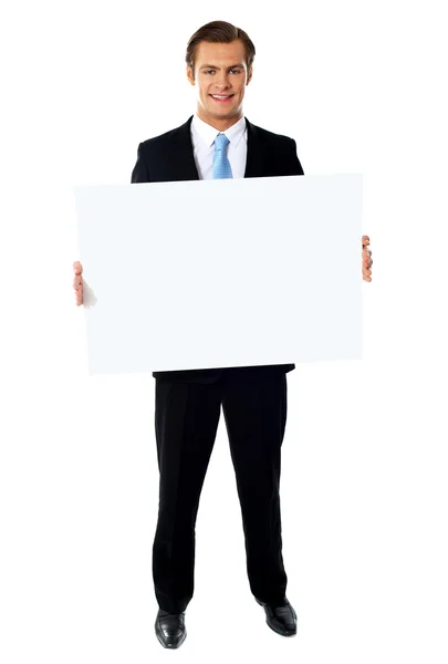 Portret van zakenman weergegeven leeg bord: — Stockfoto