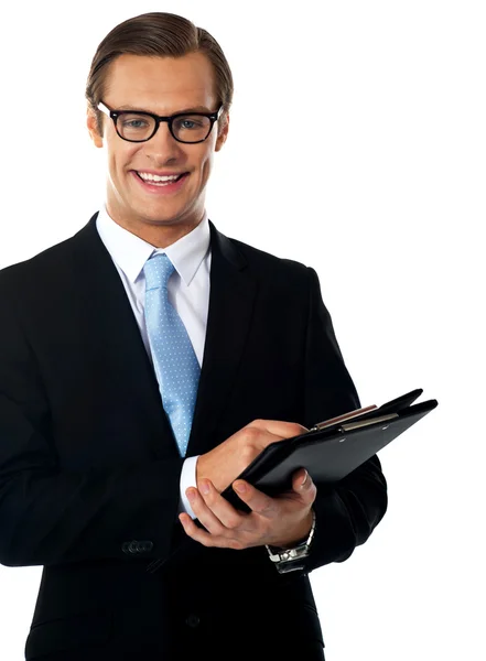 Bir klasör holding beyaz gülümseyen genç iş adamı — Stok fotoğraf