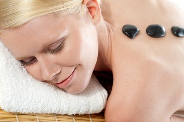 bir güzel spa kızın rahatlatıcı portresi