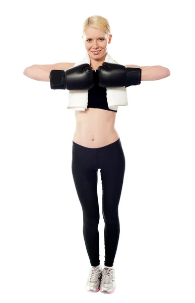 Feliz boxeador femenino posando con guantes puestos —  Fotos de Stock