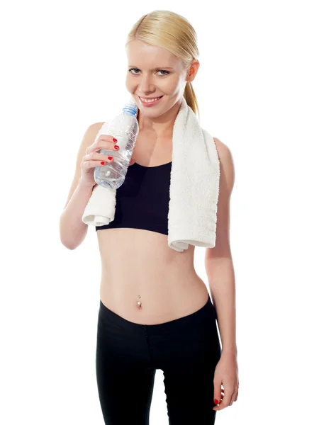 Молодая красивая женщина в спорте носит питьевую воду — стоковое фото