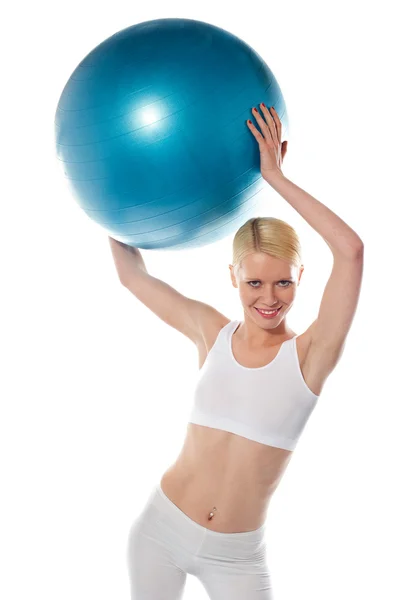 Atleta feminina segurando bola azul, tiro estúdio — Fotografia de Stock