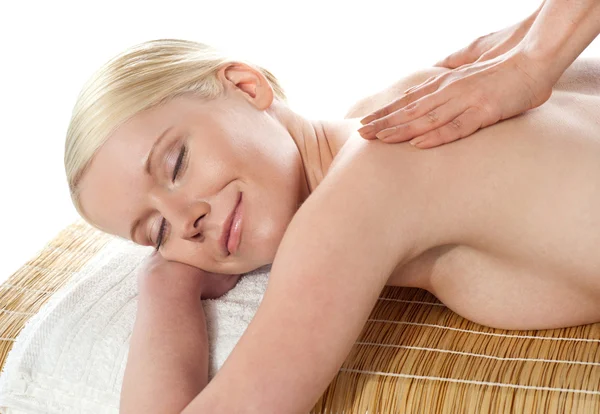 Atractiva mujer desnuda disfrutando de spa y masaje —  Fotos de Stock