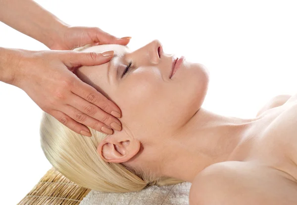Menina bonita recebendo uma massagem na cabeça e facial — Fotografia de Stock