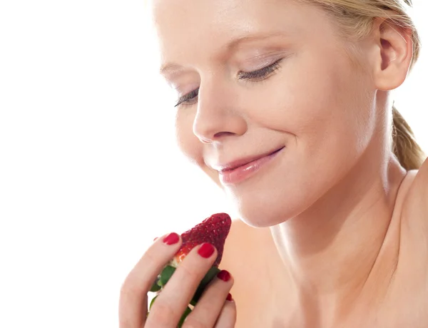 Junge Frau hält eine Erdbeere — Stockfoto