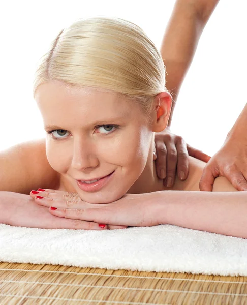 Close-up de uma jovem mulher fazendo massagem — Fotografia de Stock