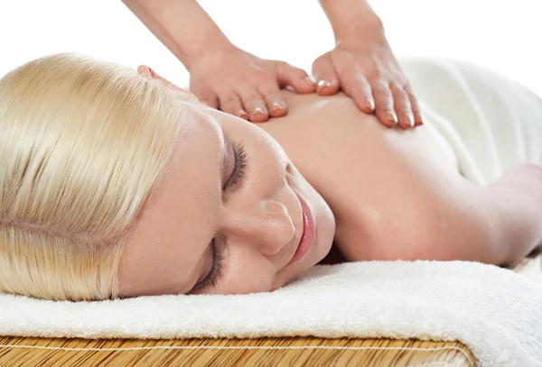 Aantrekkelijke jonge spa dame krijgen een massage — Stockfoto