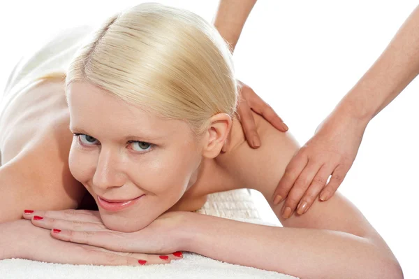 Joven sexy mujer recibiendo tratamiento de spa —  Fotos de Stock