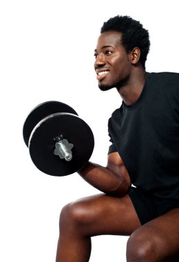 kaslı adam dumbbell ile