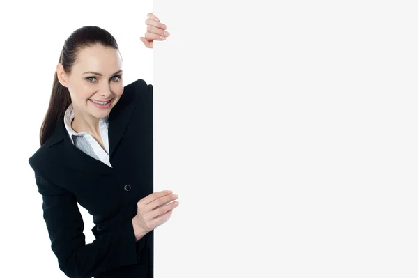 Executivo feminino segurando branco quadro branco — Fotografia de Stock