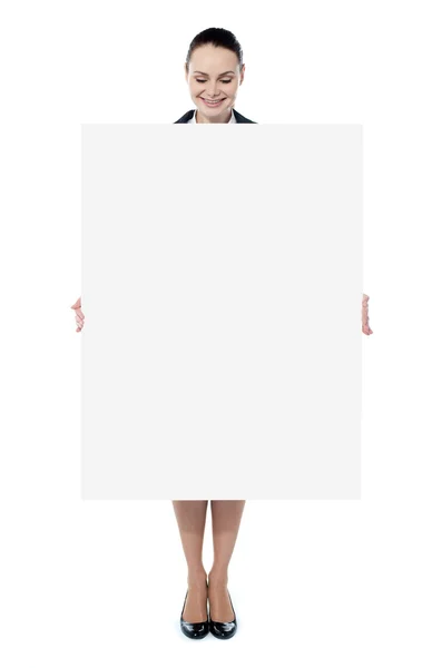Mujer de negocios promoviendo gran anuncio de banner en blanco — Foto de Stock