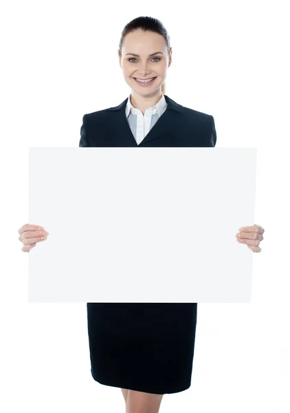 Empresária segurando um cartaz branco em branco — Fotografia de Stock
