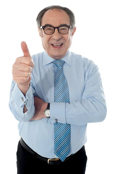 Homem de negócios em destaque gesticulando polegares para cima — Fotografia de Stock