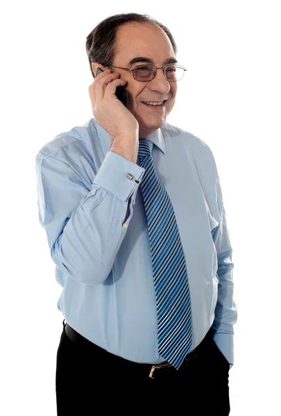 商务专业人员通过电话进行通信 — 图库照片