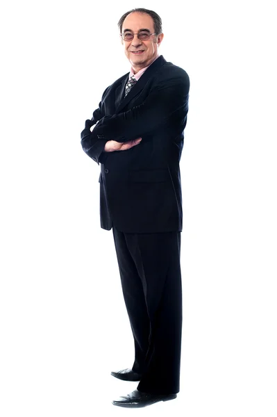Älterer Firmenchef posiert mit verschränkten Armen — Stockfoto
