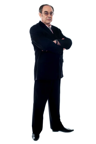 Matured businessperson posing with crossed arms — Stock Photo, Image