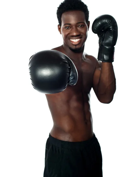 Shirtless Afrikaanse bokser klaar om te punch je — Stockfoto