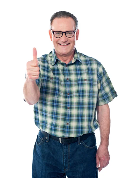 Casual anciano mostrando pulgares hacia arriba signo a la cámara — Foto de Stock