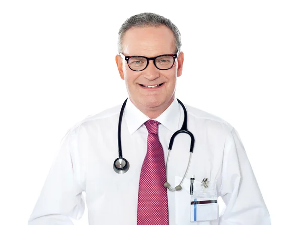 Retrato de médico caucasiano sorrindo — Fotografia de Stock