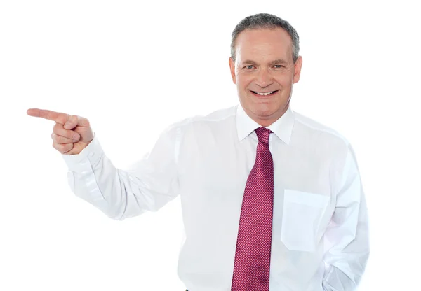 Old caucasian male executive pointing away — Stock Photo, Image