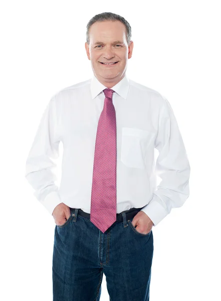 Sonriente apuesto hombre de negocios senior — Foto de Stock