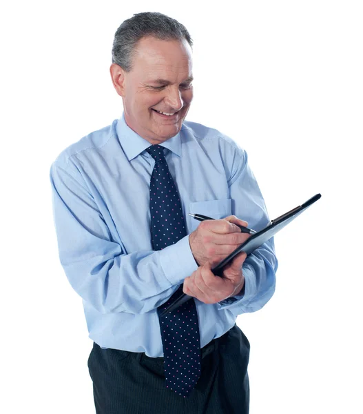 Усміхнений бізнесмен пише на кишені — стокове фото
