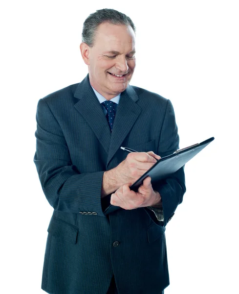 Ancião confiante homem fazendo notas de negócios — Fotografia de Stock