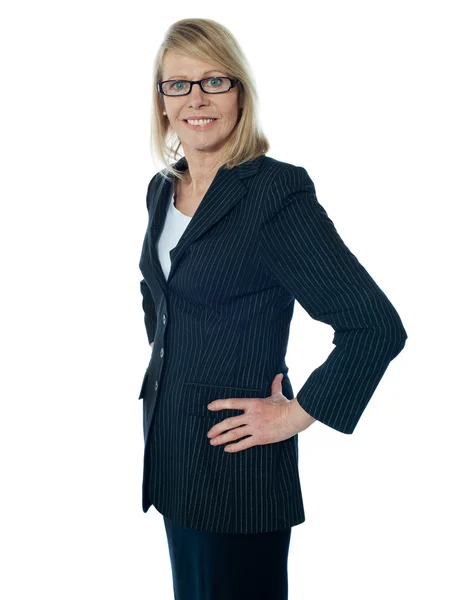 Senior female manager poisng with hands on her waist — Stock Photo, Image