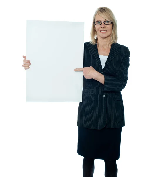 Mulher de negócios exibindo cartaz para câmera — Fotografia de Stock