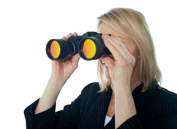 双眼鏡を通して監視の女性幹部 — ストック写真