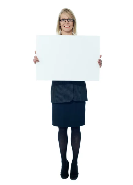 Secretario de empresa sosteniendo cartelera en blanco —  Fotos de Stock