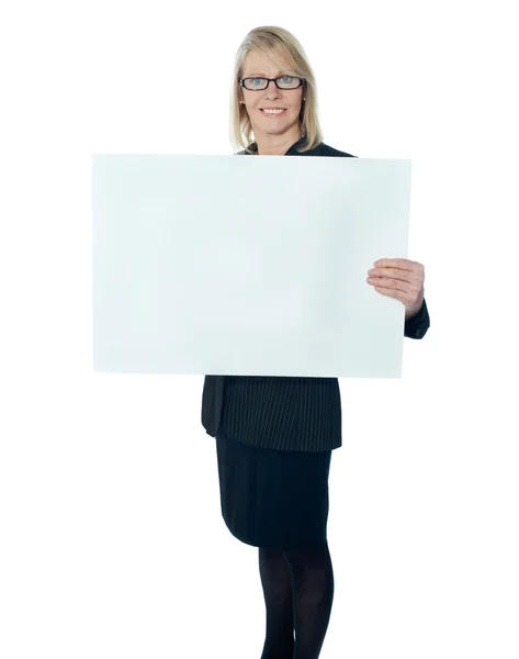 Senhora corporativa promovendo cartaz em branco — Fotografia de Stock