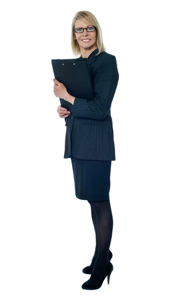 Корпоративная женщина с деловыми документами — стоковое фото