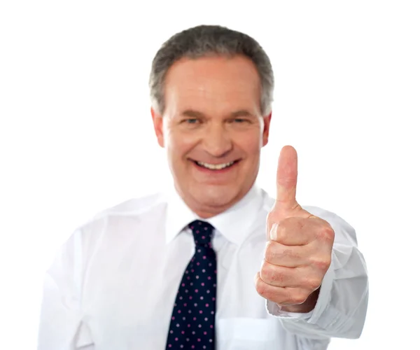 Gerijpte zakenman gebaren thumbs-up — Stockfoto