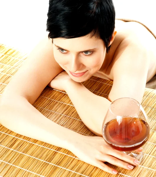 Γυναίκα σπα χαλάρωσης με ένα ποτήρι κρασί δίπλα της — Φωτογραφία Αρχείου