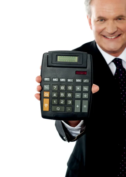 Image recadrée d'un homme d'affaires montrant la calculatrice — Photo