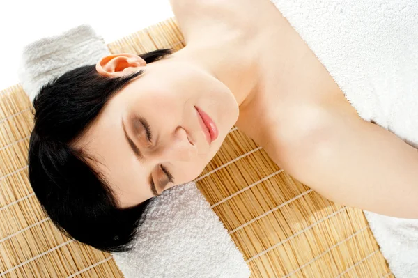 Fechar-se de uma linda menina relaxante no spa — Fotografia de Stock