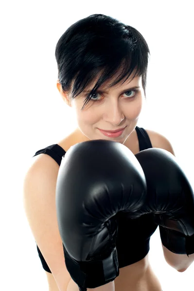 Attraktiv kaukasiska tjej tränar boxning — Stockfoto