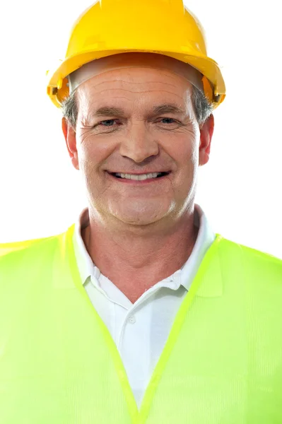 Sorrindo construtor sênior vestindo chapéu duro — Fotografia de Stock