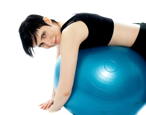 Fitness edzés nő nyugszik pilates labda — Stock Fotó