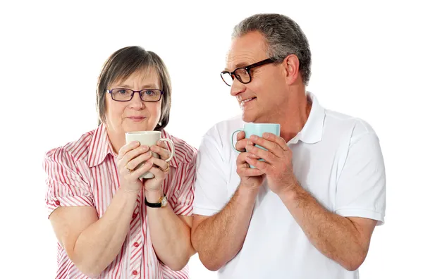 快乐的成熟的夫妇持有咖啡杯子 — 图库照片