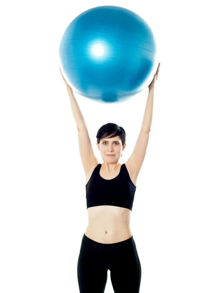 Belle femme tenant pilates ballon — Photo