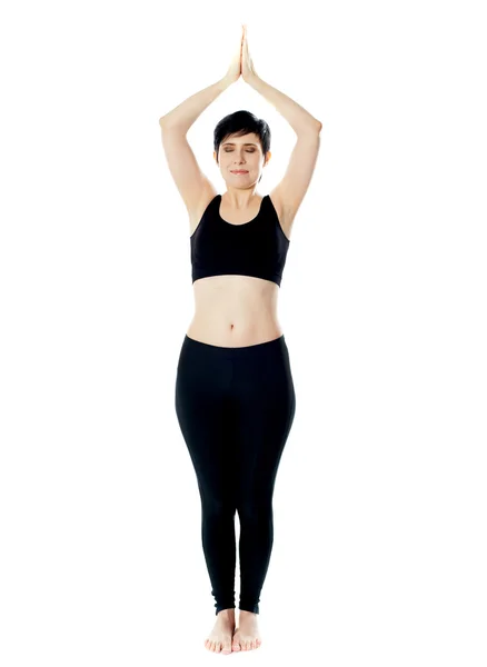 Celovečerní pohled fit žena dělá jógu — Stock fotografie